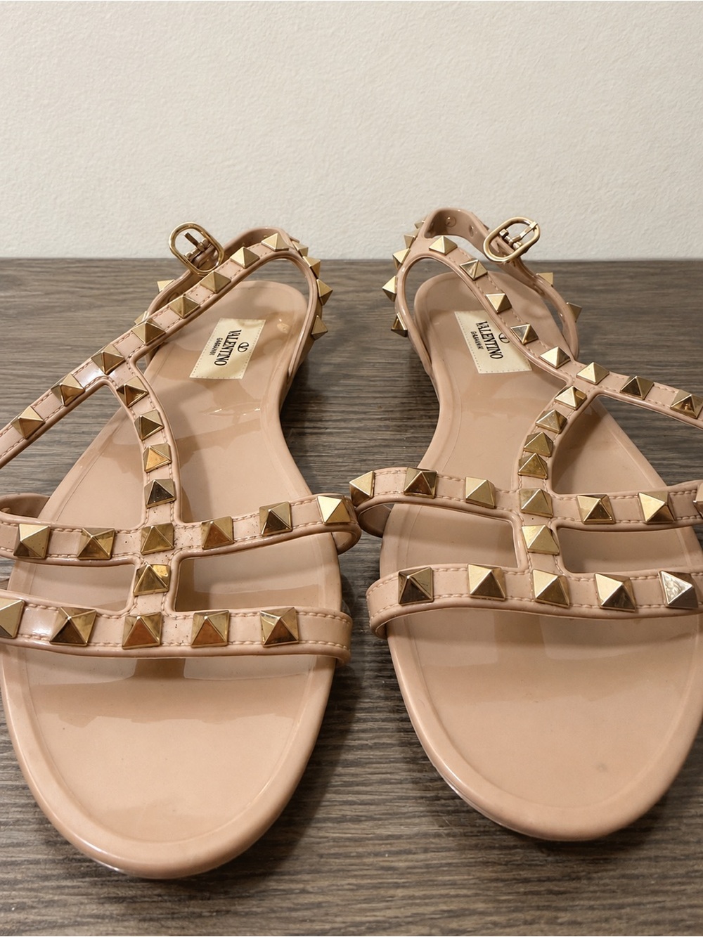 Valentino Garavani Beige Rockstud T-Strap Sandals with Gold Studs - Picture 4 of 6